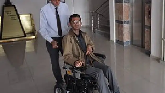 2 engelliye akülü tekerlekli sandalye