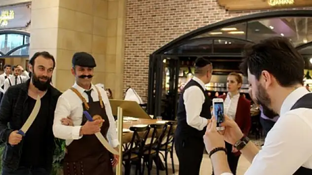 'Diriliş Ertuğrul' dizisinin oyuncuları Katar'da ilgiyle karşılandı