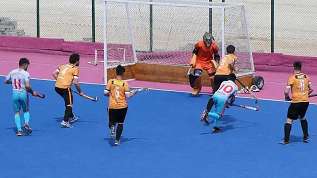 Hokey Süper Lig karşılaşmaları Konya'da başladı