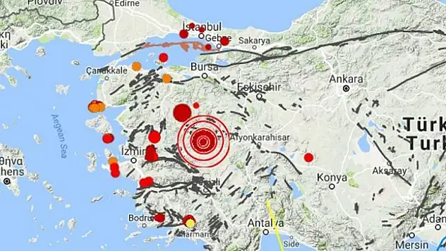 4,9 büyüklüğündeki iki deprem korkuttu