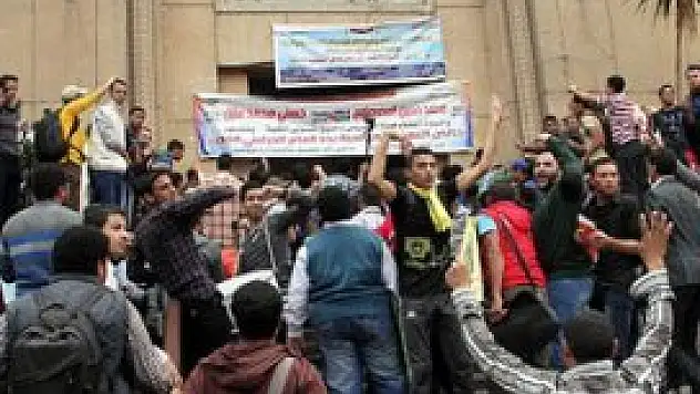 Ezherli öğrenciler dekanı rehin aldı