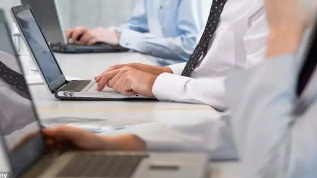 Sürekli oturarak çalışanlar dikkat!