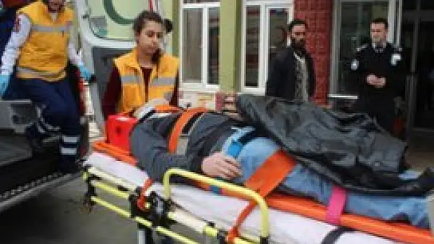 Otomobille iş makinesi çarpıştı: 2 yaralı