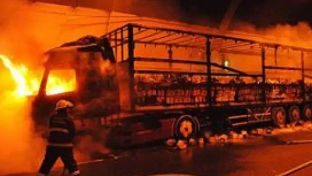 Deterjan yüklü tır alev aldı