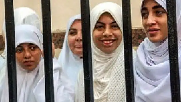 Darbe karşıtı kızlara 11'er yıl hapis