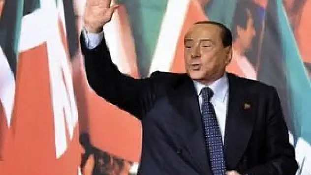 Berlusconi senatörlükten azledildi