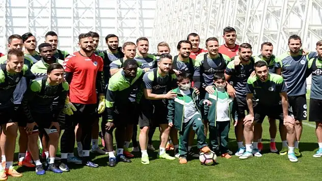 Lösemi hastası ikiz kardeşler Konyaspor'un misafiri oldu