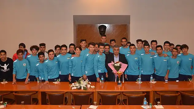 Şampiyonluk kupasını başkanla paylaştılar