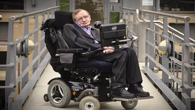 Hawking: Dünyayı 100 yıl içerisinde terk etmeliyiz