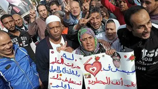 Halk 'gösteri yasasına' rağmen sokaklarda