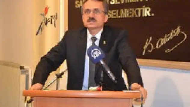 Edebiyat öğretmeni resim sergisi açtı