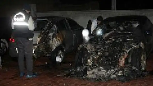 Park halindeki iki otomobil yandı