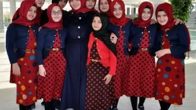 İşitme engellilere işaret diliyle 'ilahi' söylüyorlar