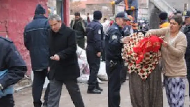 300 polisle yıkım!