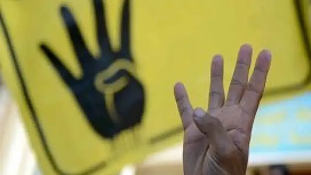 Çantasının üzerinde Rabia işareti bulunan öğrenci gözaltında