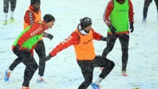 Torku Konyaspor, kar altında çalıştı