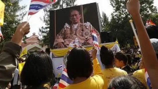 Tayland Kralı'ndan birlik çağrısı
