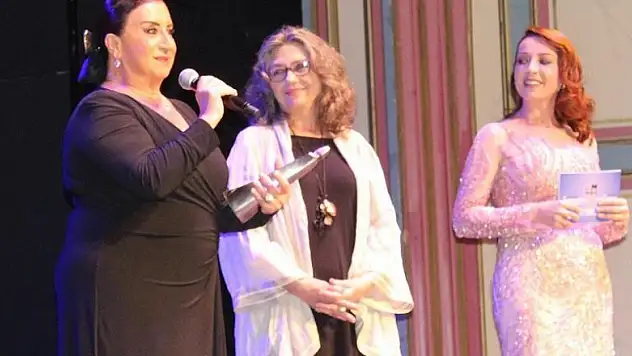 'Uçan Süpürge'de Perran Kutman'a ödül