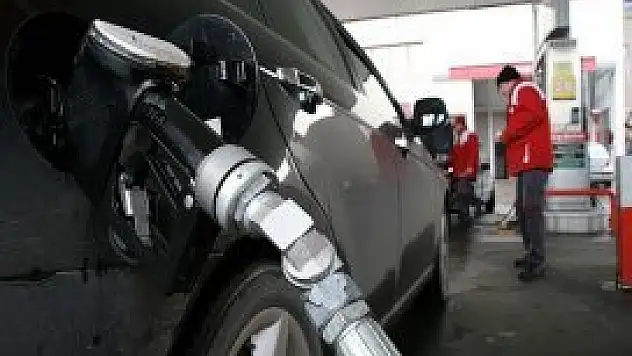 Benzinin litre fiyatı 10 kuruş arttı