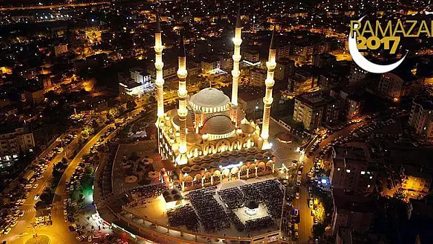 Camiler ilk teravihte doldu, taştı