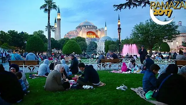 30 bin kişi ilk iftarını Sultanahmet'te açtı