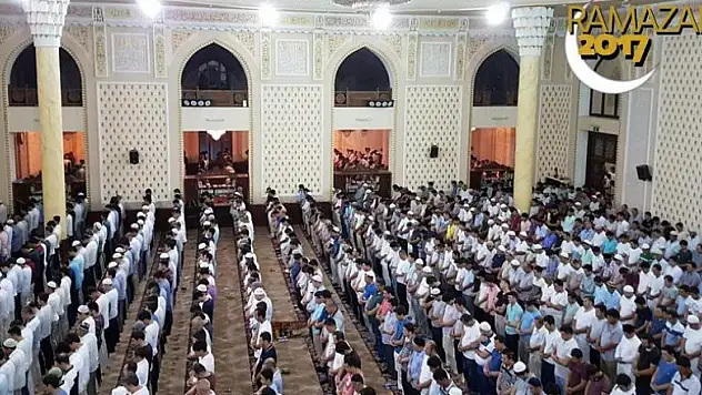 Özbekistan'da hatimle teravihe büyük ilgi