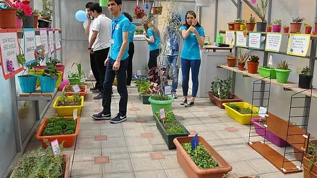 Biyolojiyi 'Bitkievi'nde öğreniyorlar