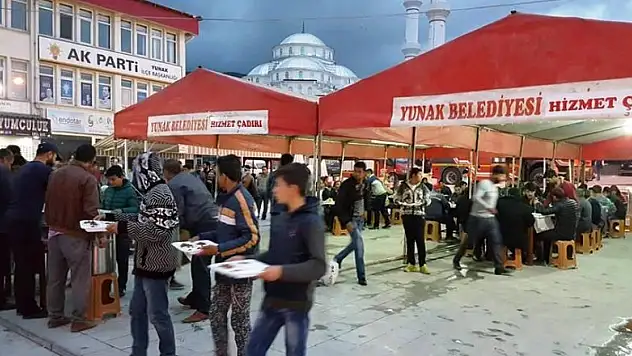 Yunak Belediyesi iftar çadırı vatandaşları ağırlıyor
