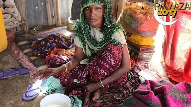 Etiyopyalı Ayrulafa kabilesinin iftarı yoğurt ve ekmek