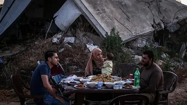 Gazze'de enkazın ortasında iftar