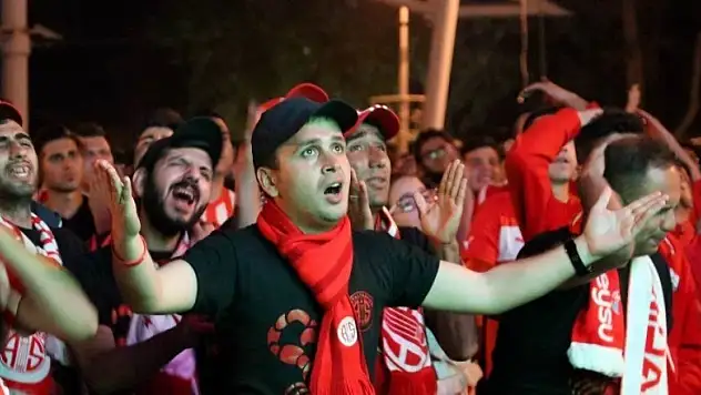 Atiker Konyaspor kupayı aldı, Antalyasporlular üzüldü