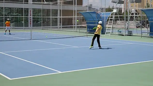 Selçuklu'da tenis turnuvası başladı
