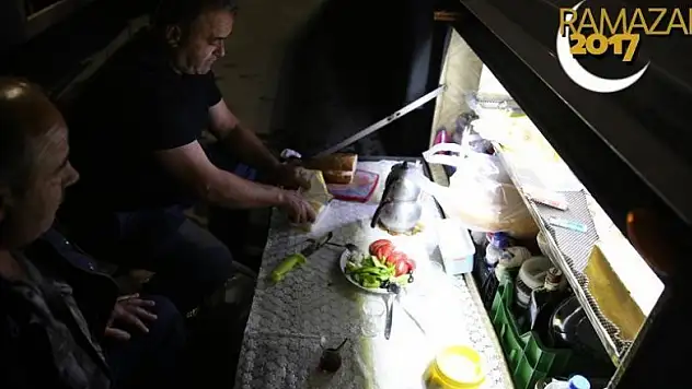 Tır kuyruğunda sahur yapıyorlar