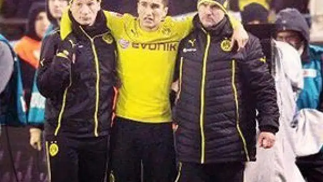 Milli futbolcumuz hastaneye kaldırıldı!