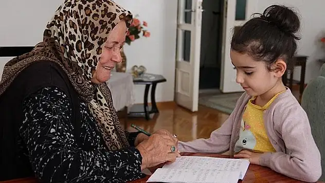 Kocasının kendisine yazdığı şiir için okuma yazma öğrendi