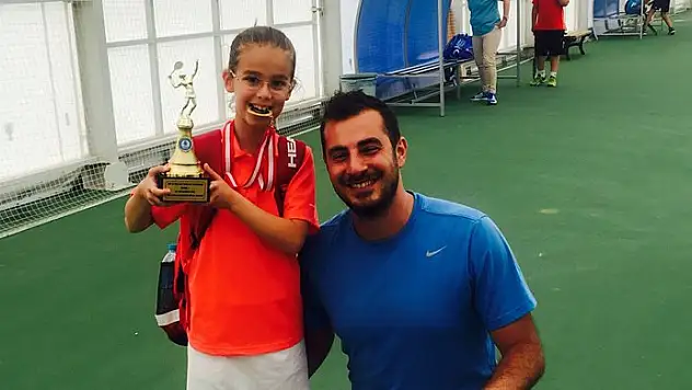 Minik tenisçi, ilk turnuvasında şampiyon oldu