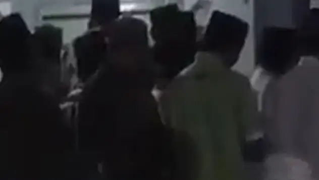 23 rekat namazı 7 dakikada kıldılar!