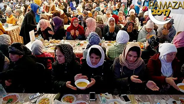 Moskova'da ramazan çadırında iftar programı düzenlendi