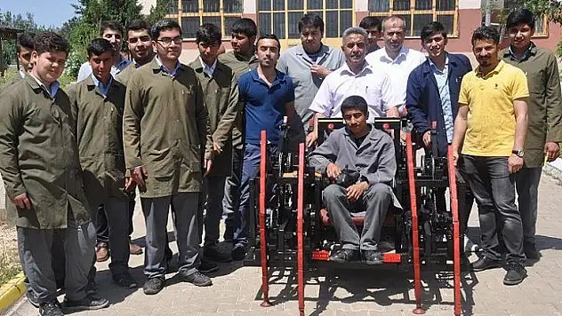 Liseli gençler 'mayın arama robotu' yaptı