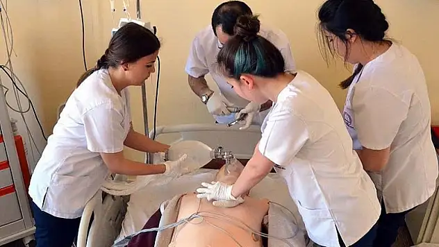 'Hasta simülatörü' ile mesleki deneyim kazanıyorlar