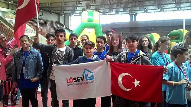 Hem lösemiyi hem rakiplerini yendiler