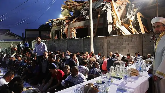 Sırbistan'da yıkık mescit inşaatı önünde iftar