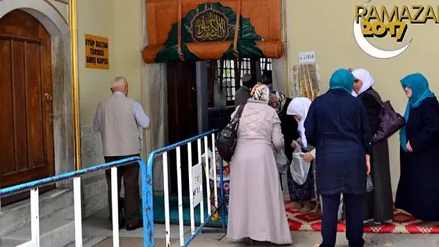 Ramazanda türbelere ziyaretçi akını