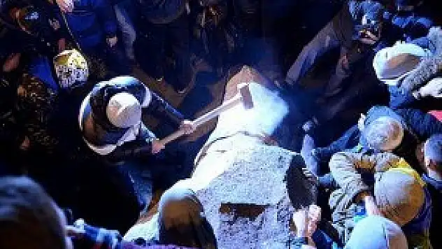 Lenin heykelini parçaladılar!