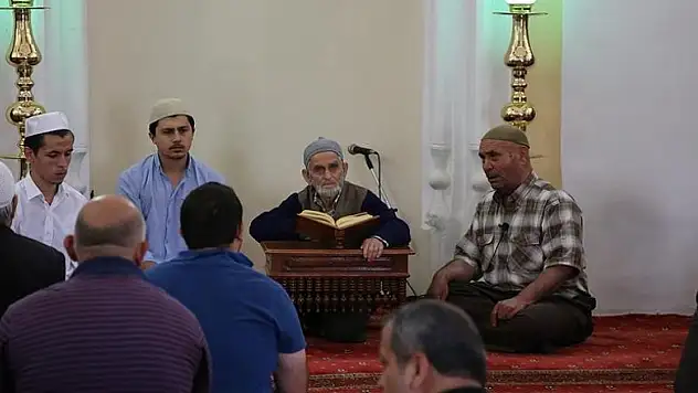 44 yıldır her ramazan aynı camide Kur'an ziyafeti sunuyor