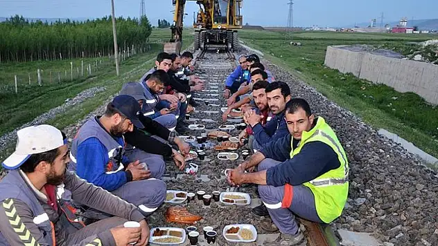 Raylar üzerinde iftar yapıyorlar