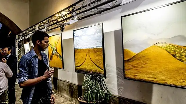 Türk ressamın resimleri Valensiya'da sergileniyor