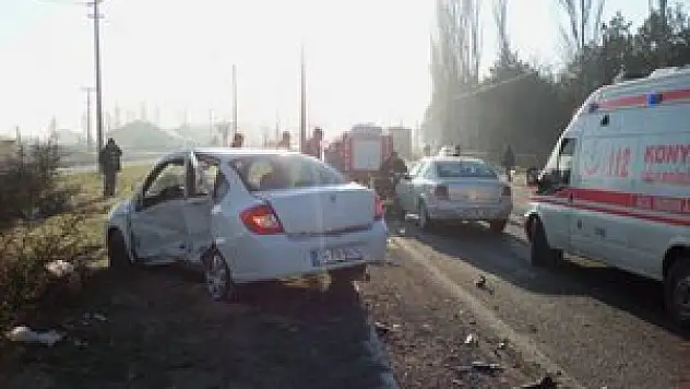 Konya'da iki otomobil çarpıştı