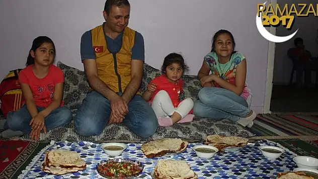 Suriyeli yetimlerle aynı sofrada buluştular