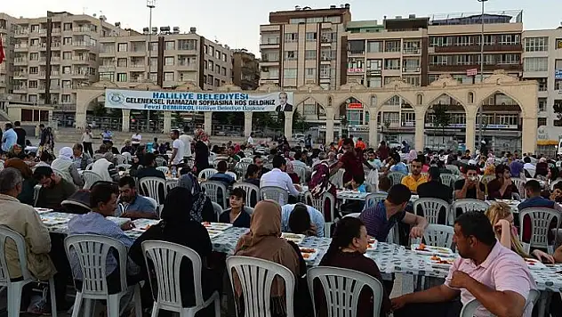 İftar sofralarında Suriyelileri ağırlıyorlar